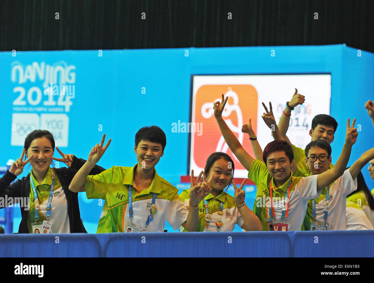 Nanjing, Jiangsu Province de la Chine. 27 août, 2014. Les bénévoles posent pour la photo après tous les matchs de boxe des Jeux Olympiques de la Jeunesse 2014 Nanjing finissent à l'Int. Salle du Centre d'Expo à Nanjing, Jiangsu Province de Chine orientale, le 27 août, 2014. Crédit : Chen Cheng/Xinhua/Alamy Live News Banque D'Images