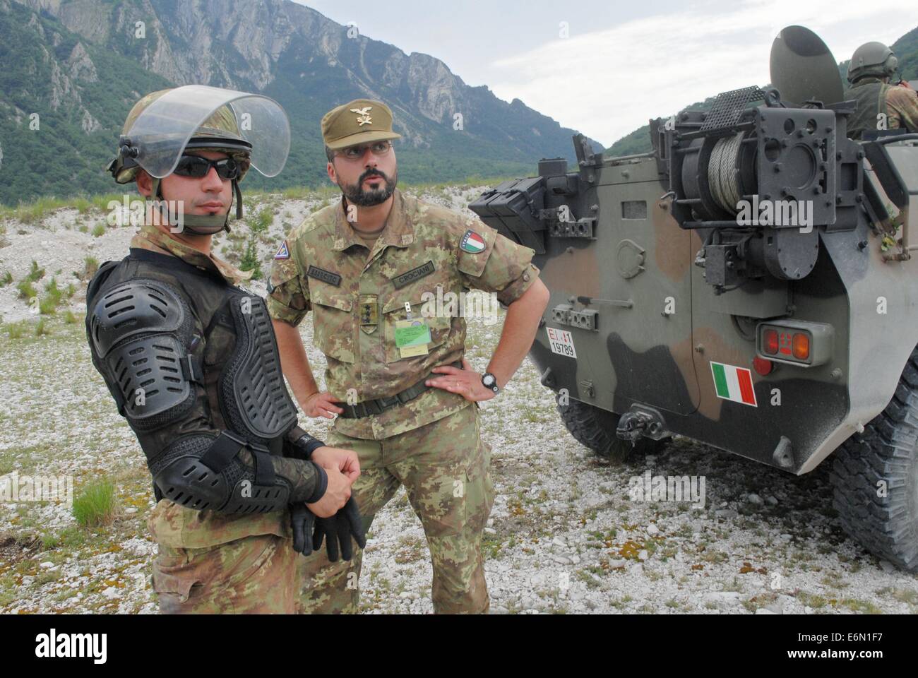 Fml, la Force terrestre multinationale européenne ; deux officiers italiens de brigade de montagne Julia, l'un avec l'équipement pour l'ordre public Banque D'Images