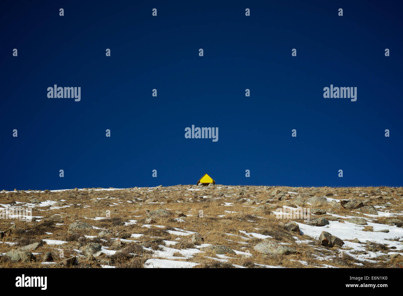 17 novembre 2012 - Région d'Almaty, Kazakhstan - un ''house'' pour la recherche d'orages dans les montagnes. Situé à 3400 m au-dessus du niveau de la mer...La Station de recherche Highland Tian-chan au Kazakhstan appartenant à la Fédération de P.N. L'Institut de Physique Lebedev a été commencé dans le 1958, quand les pays se sont battus pour la priorité dans l'espace et de la recherche. En premier lieu la race cosmique était très important..Le but de la station est d'enquêter sur les rayons cosmiques et leur large gamme d'énergies nucléaire et l'astrophysique à la fois- leur aspect physique, leurs interactions et les phénomènes. La plupart des sc Banque D'Images