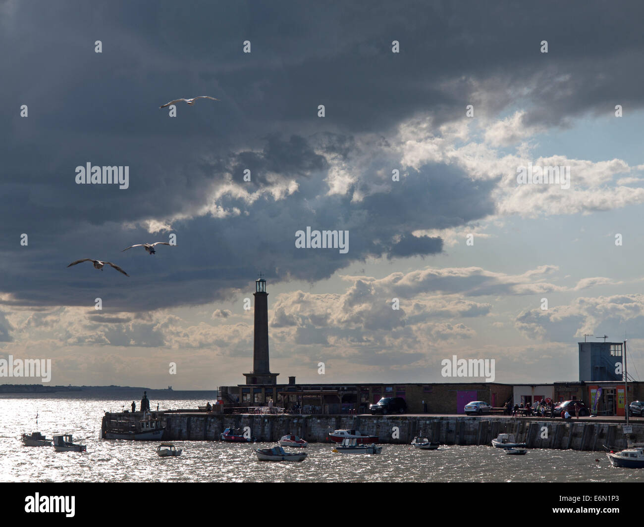 Le phare et le port à Margate, Kent Banque D'Images