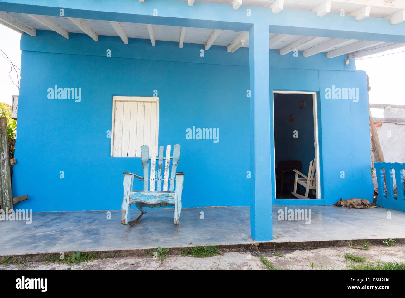 Chambre simple avec chien sur porche, Viñales, Cuba Banque D'Images
