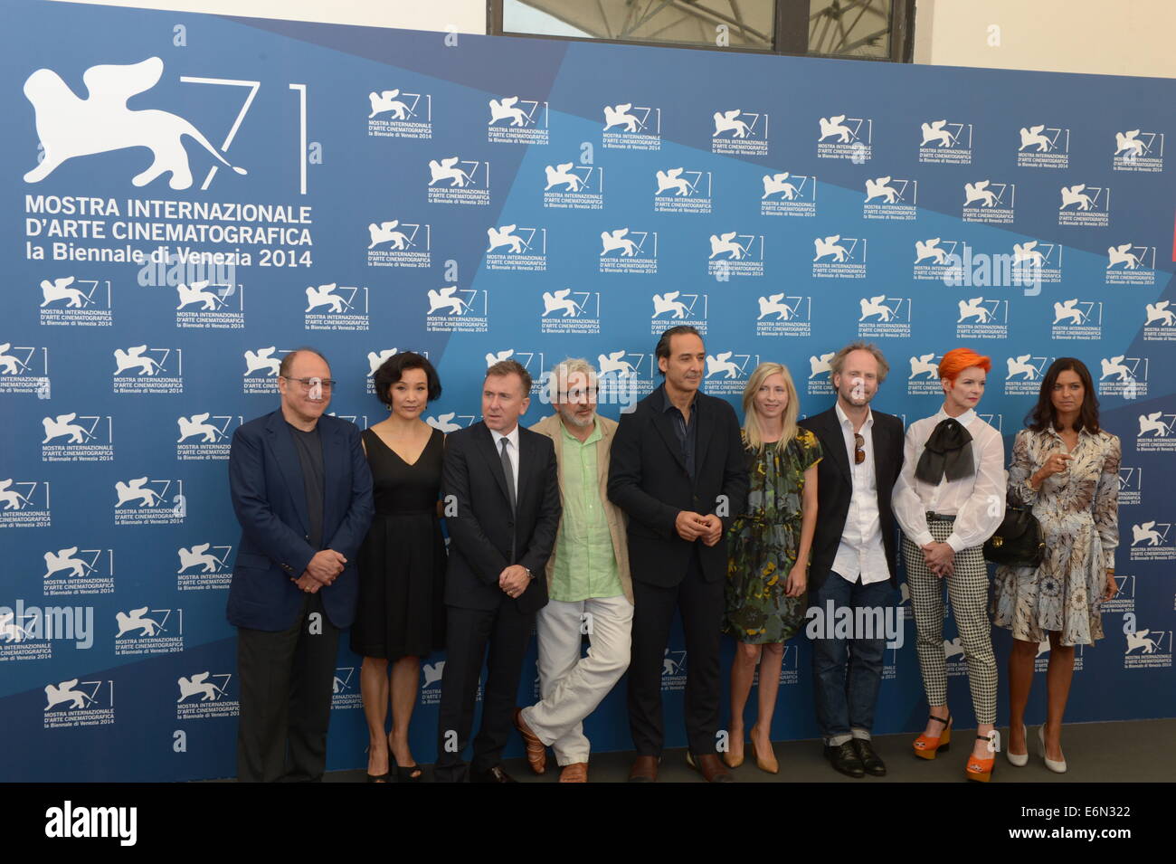 Venise, Italie. 27 août, 2014. Les membres du jury international de la compétition principale, (L à R) Carlo Verdone, Joan Chen, Tim Roth, Elia Suleiman, Alexandre Desplat, Jessica Hausner, Philip Groning, Sandy Powell, et Jhumpa Lahiri poser lors d'un appel à la photo 71e Festival du Film de Venise le 27 août 2014. Source : Xinhua/Alamy Live News Banque D'Images