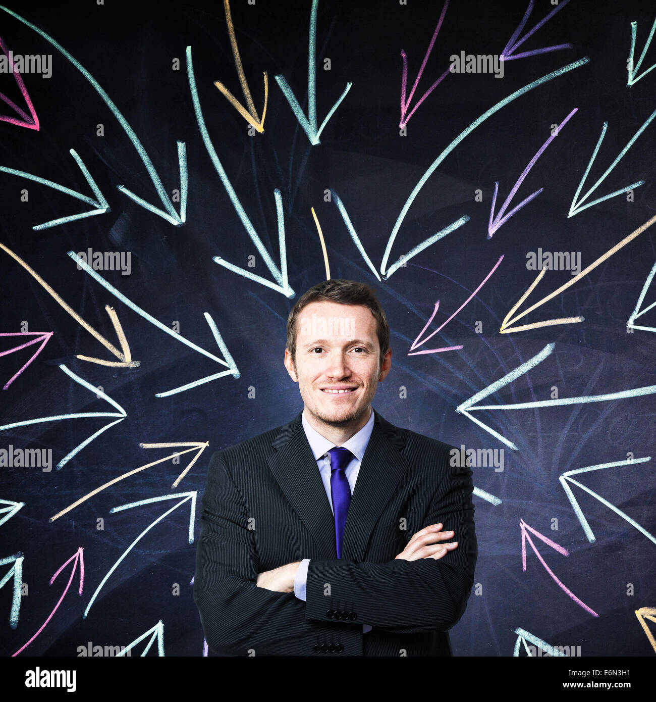 L'homme souriant et blackboard background Banque D'Images