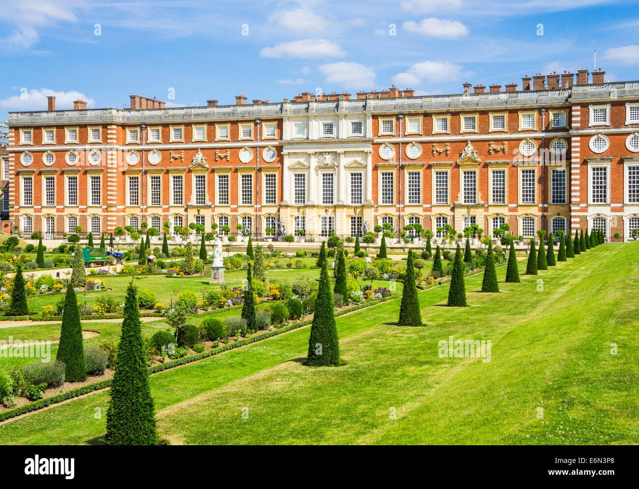 Hampton Court Palace Façade Sud et jardin privé London England UK GB EU Europe Banque D'Images