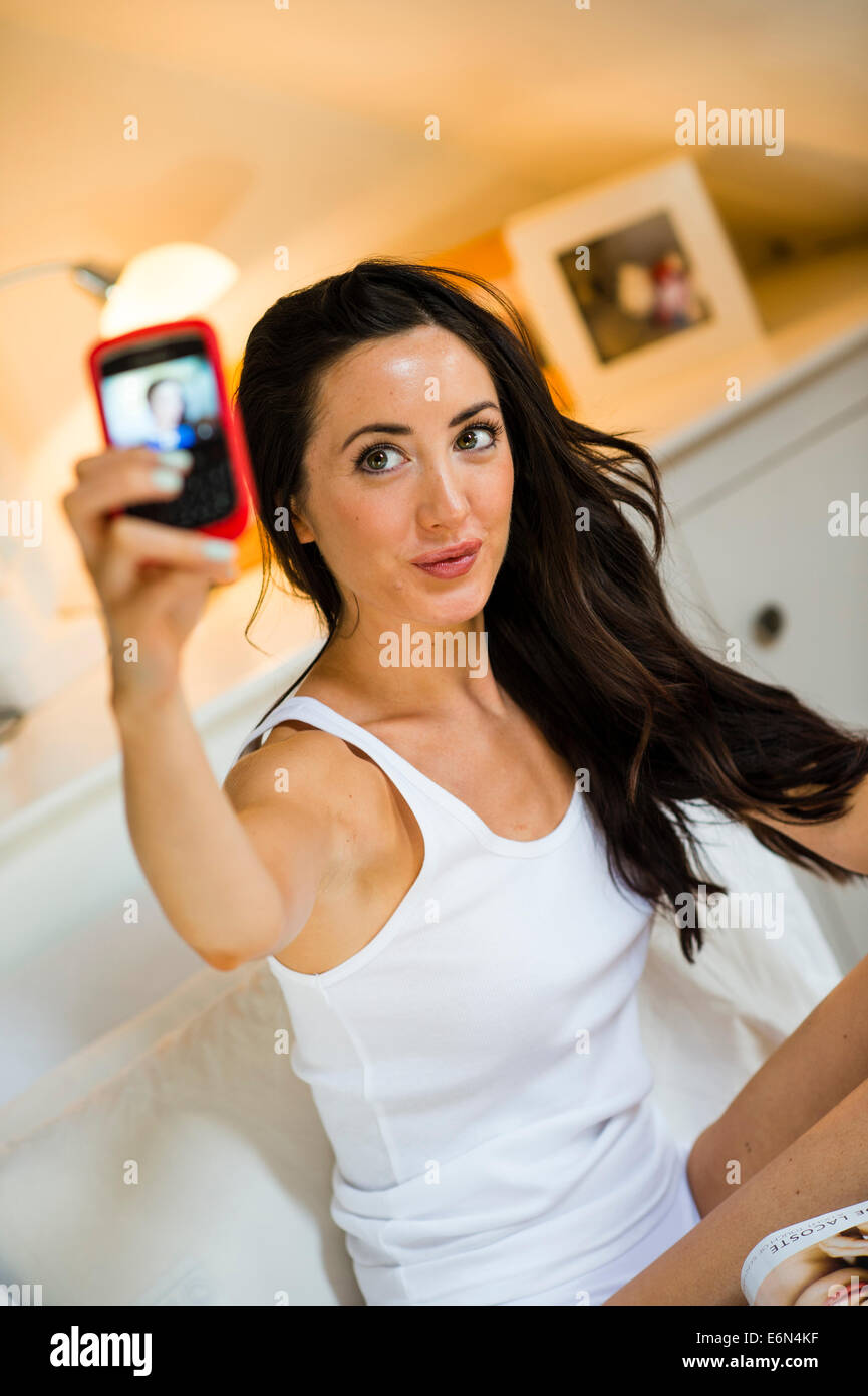Une jolie jeune femme fille dans ses sous-vêtements sexy prendre une photo  selfies sur son téléphone portable dans la chambre UK Photo Stock - Alamy
