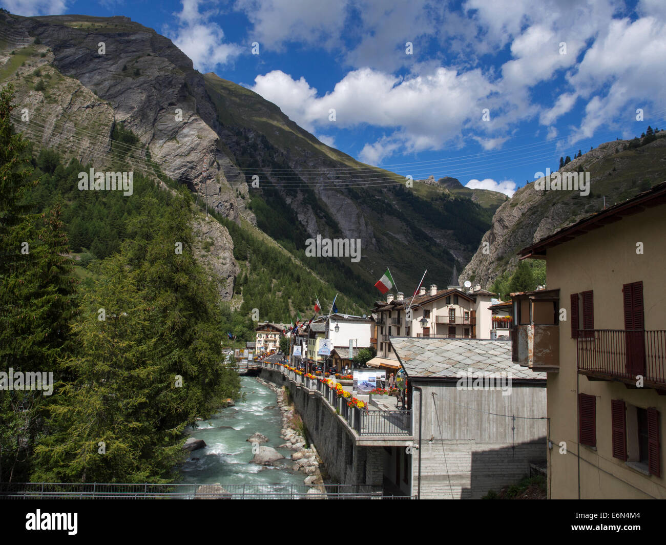 La Thuile, dans les Alpes italiennes, le long d'une route de Pré-Saint-Didier, dans le nord-ouest jusqu'à la Petit St Bernard Pass Banque D'Images