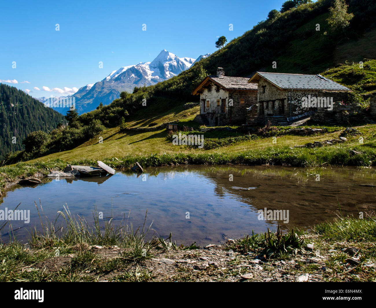 Alpine chalets et un étang au-dessous de la rosiere, France, avec le Mont Pourri (3 779 mètres ou 12 398 ft) à l'arrière-plan Banque D'Images
