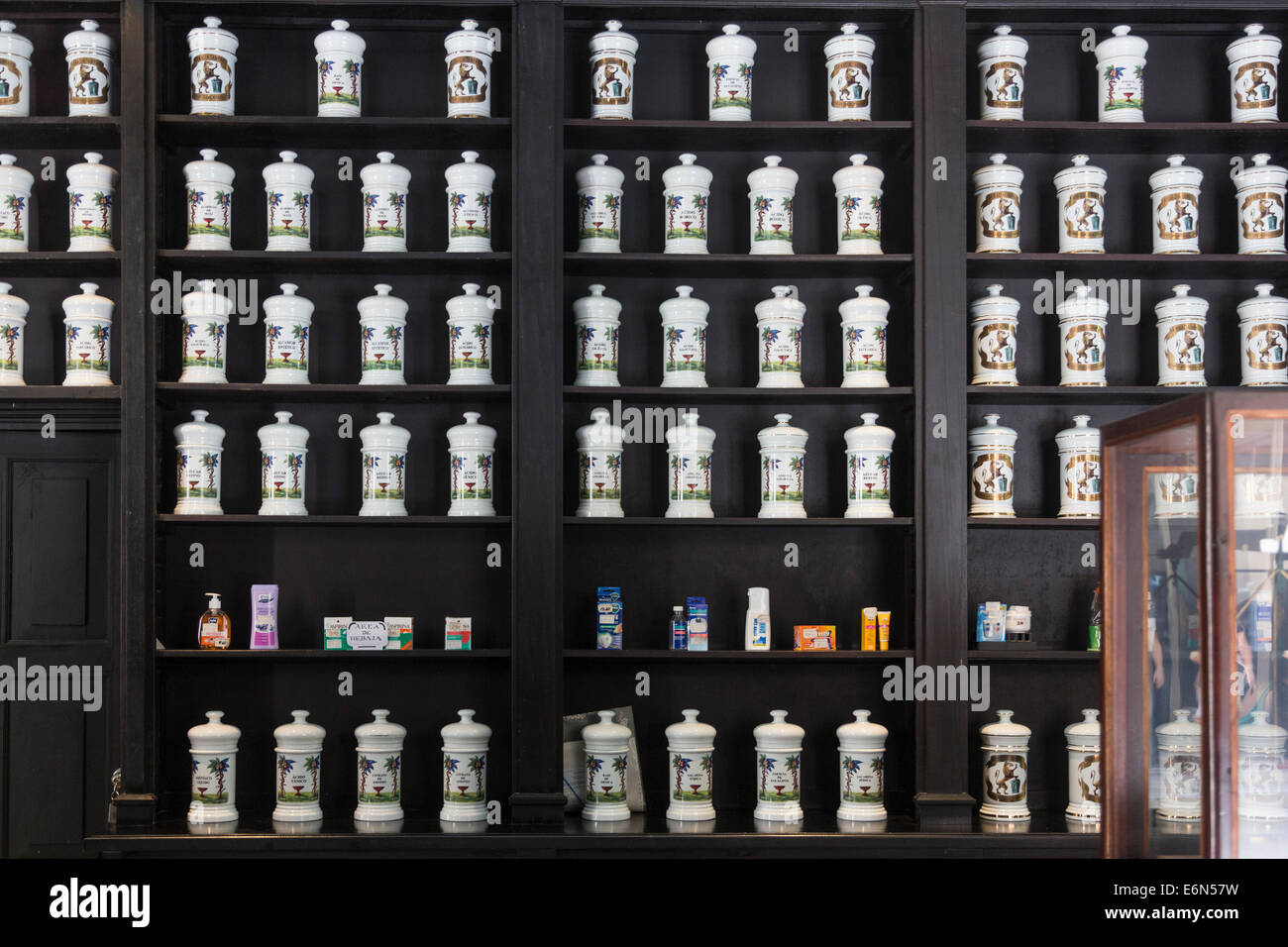 Des étagères pleines de bocaux d'apothicaire, Drogueria Johnson pharmacie,  La Havane, Cuba Photo Stock - Alamy