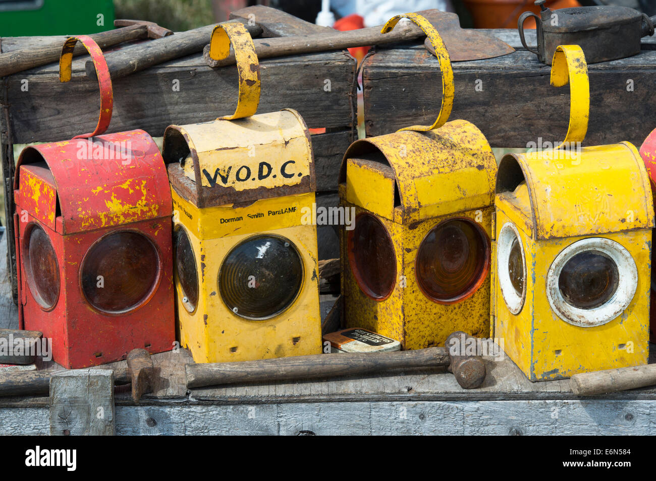 Vieux travaux routiers lampes à pétrole à un transport historique show. UK Banque D'Images