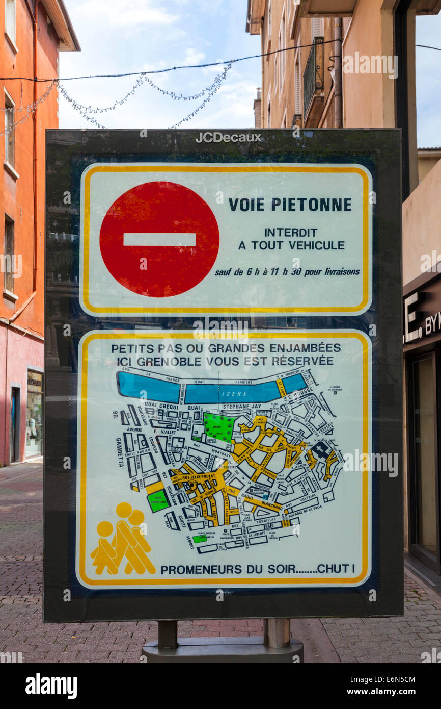 Tous les véhicules signe interdit dans la zone piétonne de Grenoble, Rhône-Alpes, France Banque D'Images
