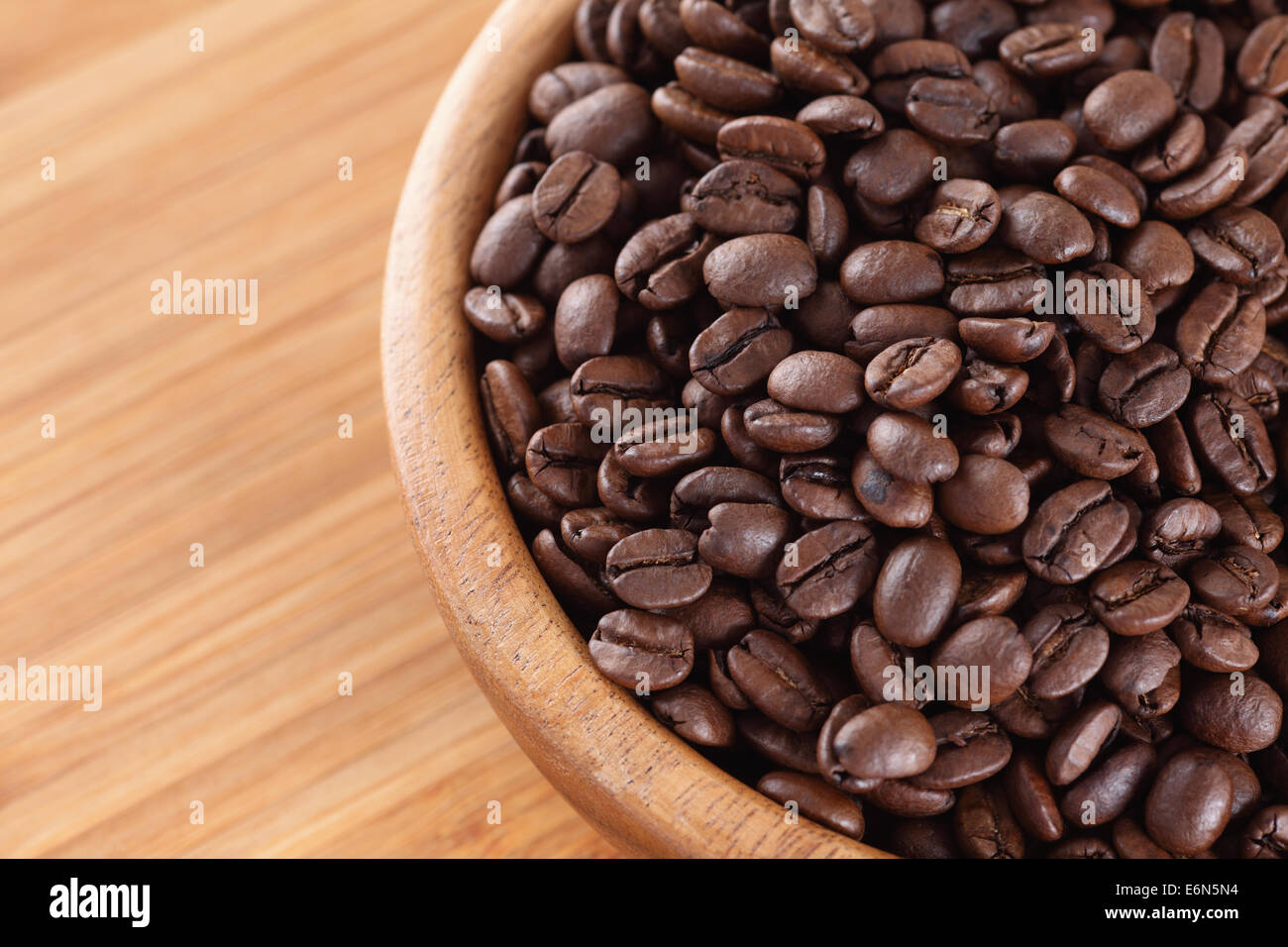 Grains de café dans un bol en bois. Close-up. Banque D'Images