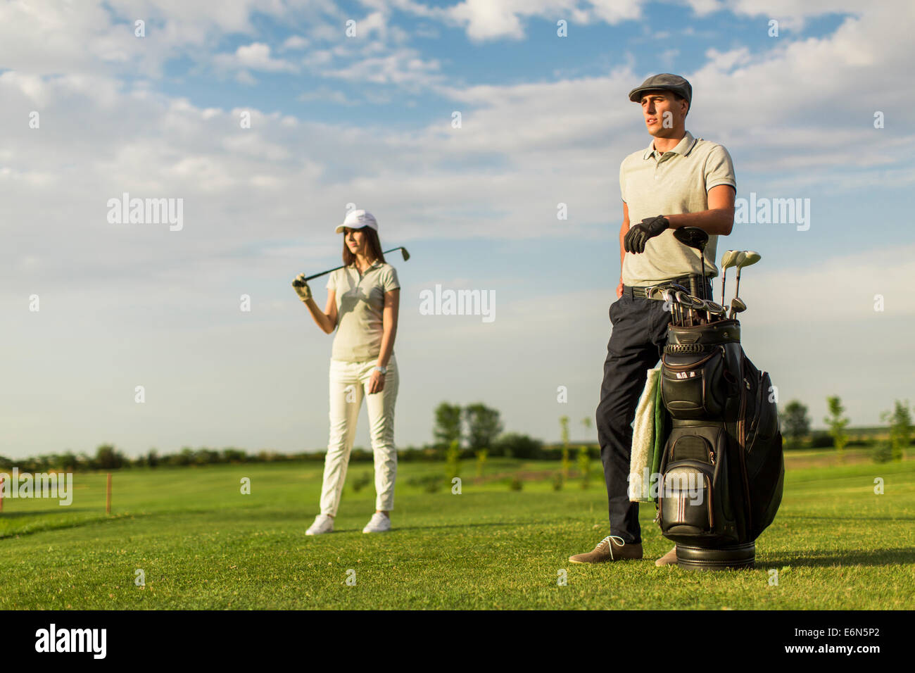 Jeune couple à chariot de golf Banque D'Images