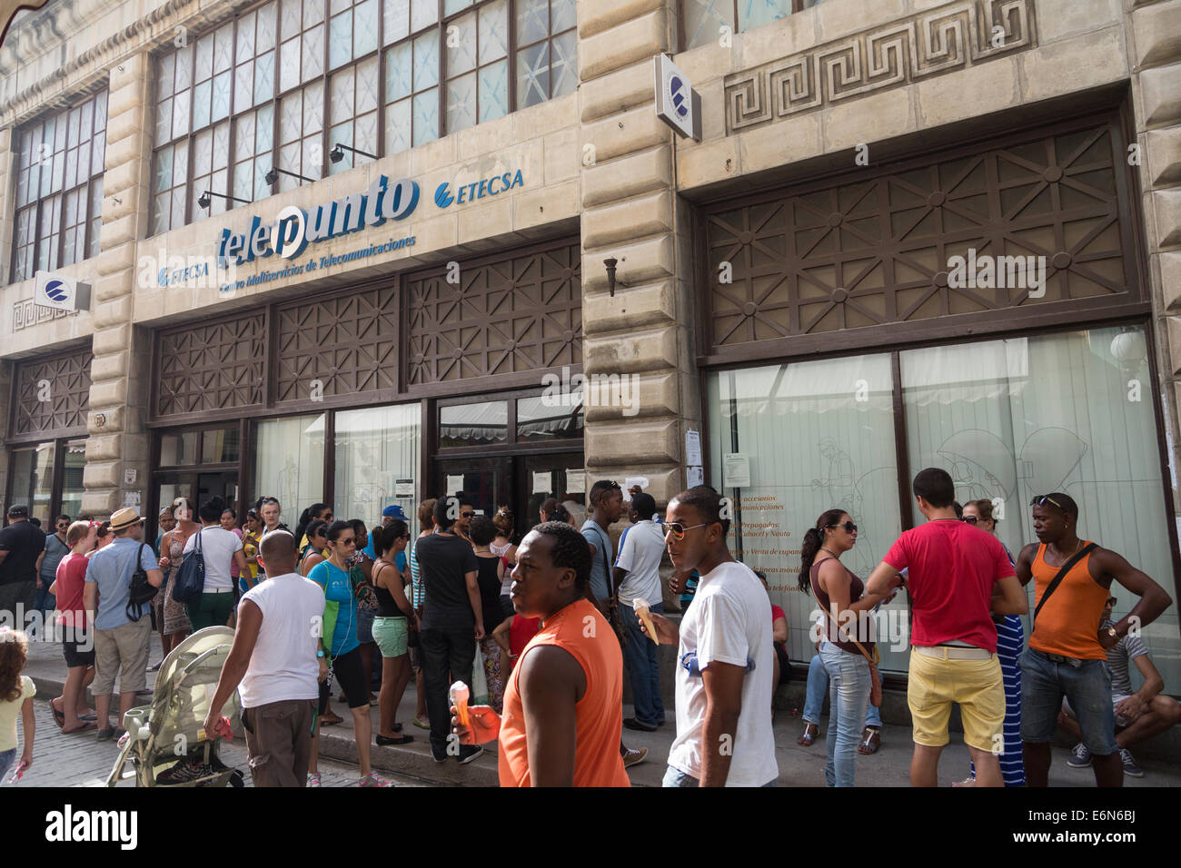 Longue file d'échange téléphonique extérieur, Calle Obispo, La Havane, Cuba Banque D'Images