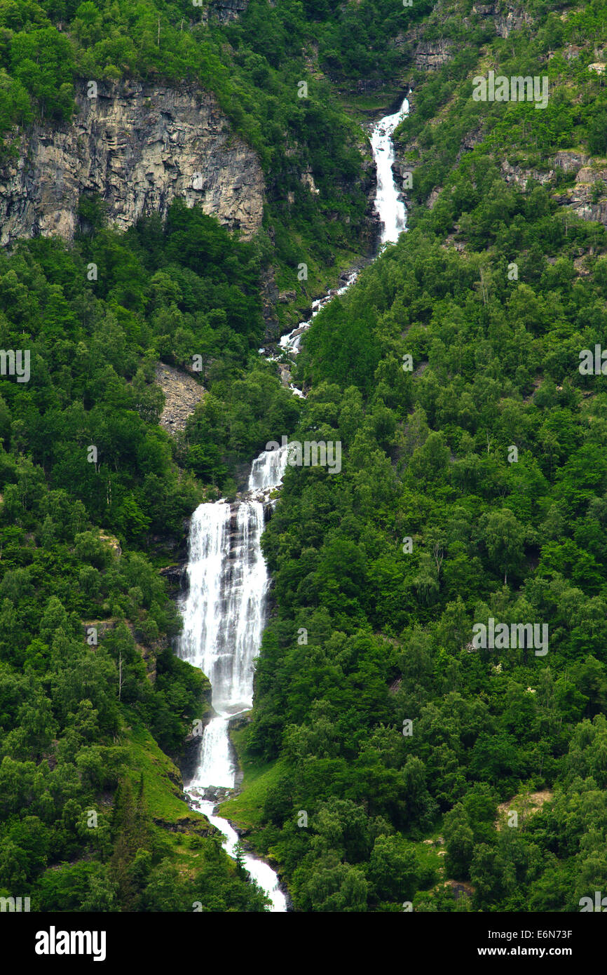 Du nord des Cascades fjords norvégiens. Banque D'Images
