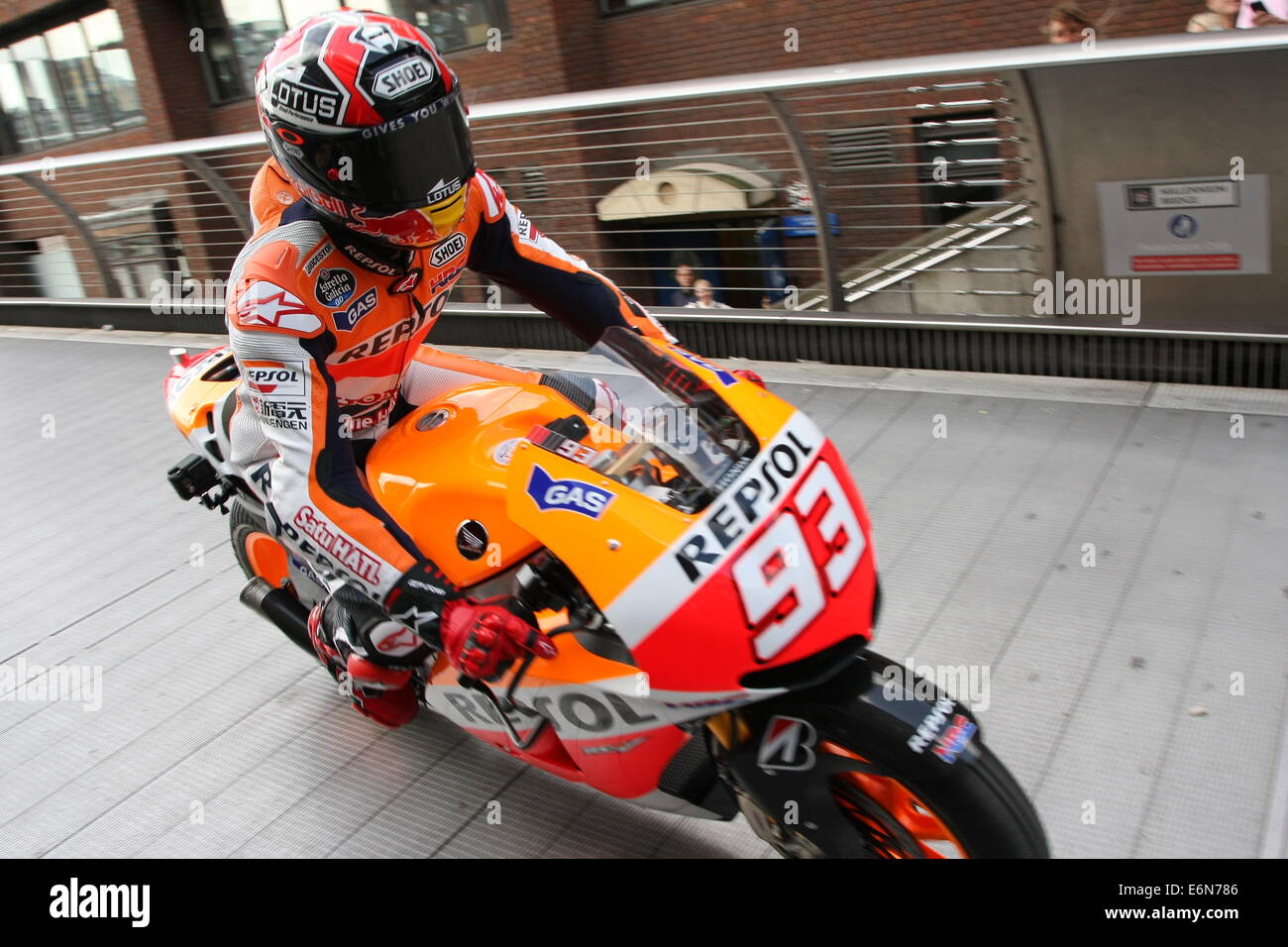 Marc Marquez,Espagne,World Champion MotoGP 2013&14 chevauche son Honda à travers le Millenium Bridge de Londres, avant de la MotoGP 2014 Banque D'Images