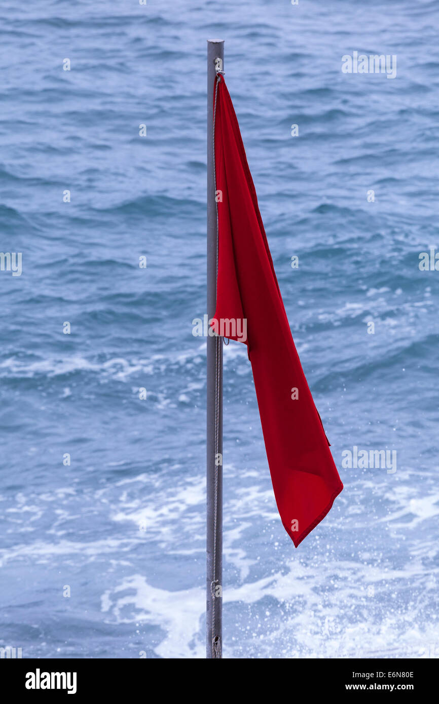 Red flag flying pour avertir les nageurs qu'il est dangereux d'entrer dans l'eau. Banque D'Images