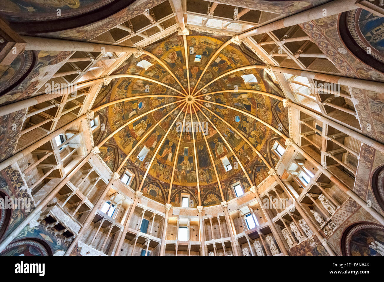 Dôme du baptistère médiéval historique, Parme, Emilie-Romagne, Italie Banque D'Images
