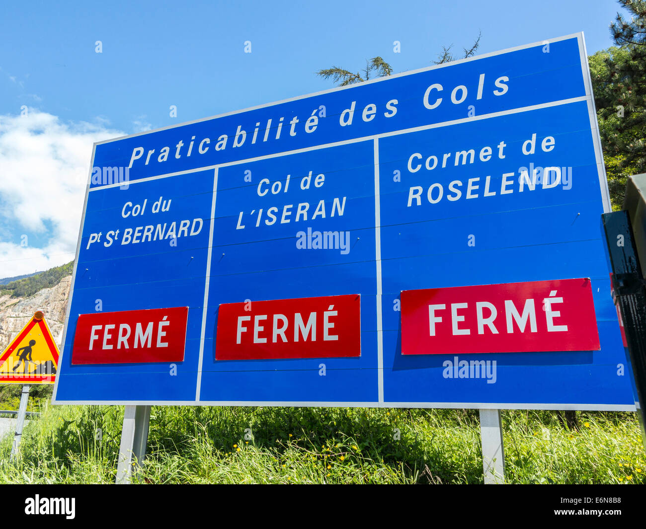 Les cols de montagne signe clos à Moutiers, Savoie, Rhone Alpes, France Banque D'Images