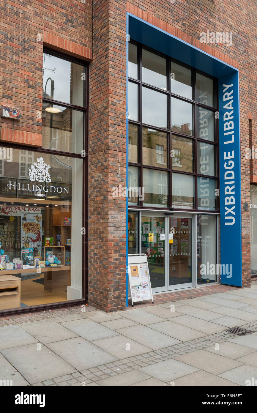 Londres, Royaume-Uni, 27 août 2014. Boris Johnson, actuel Maire de Londres, qui cherche à devenir député fédéral d'Uxbridge et South Ruislip lors de la prochaine élection générale. M. Johnson souhaite représenter la circonscription, dont le député actuel, Sir John Randall, a fait savoir qu'il ne sollicitera pas le renouvellement de son mandat lors de l'assise sûre des conservateurs dans l'ouest de Londres. Présenté : l'extérieur de la bibliothèque de Uxbridge, récemment rénové. Crédit : Stephen Chung/Alamy Live News Banque D'Images