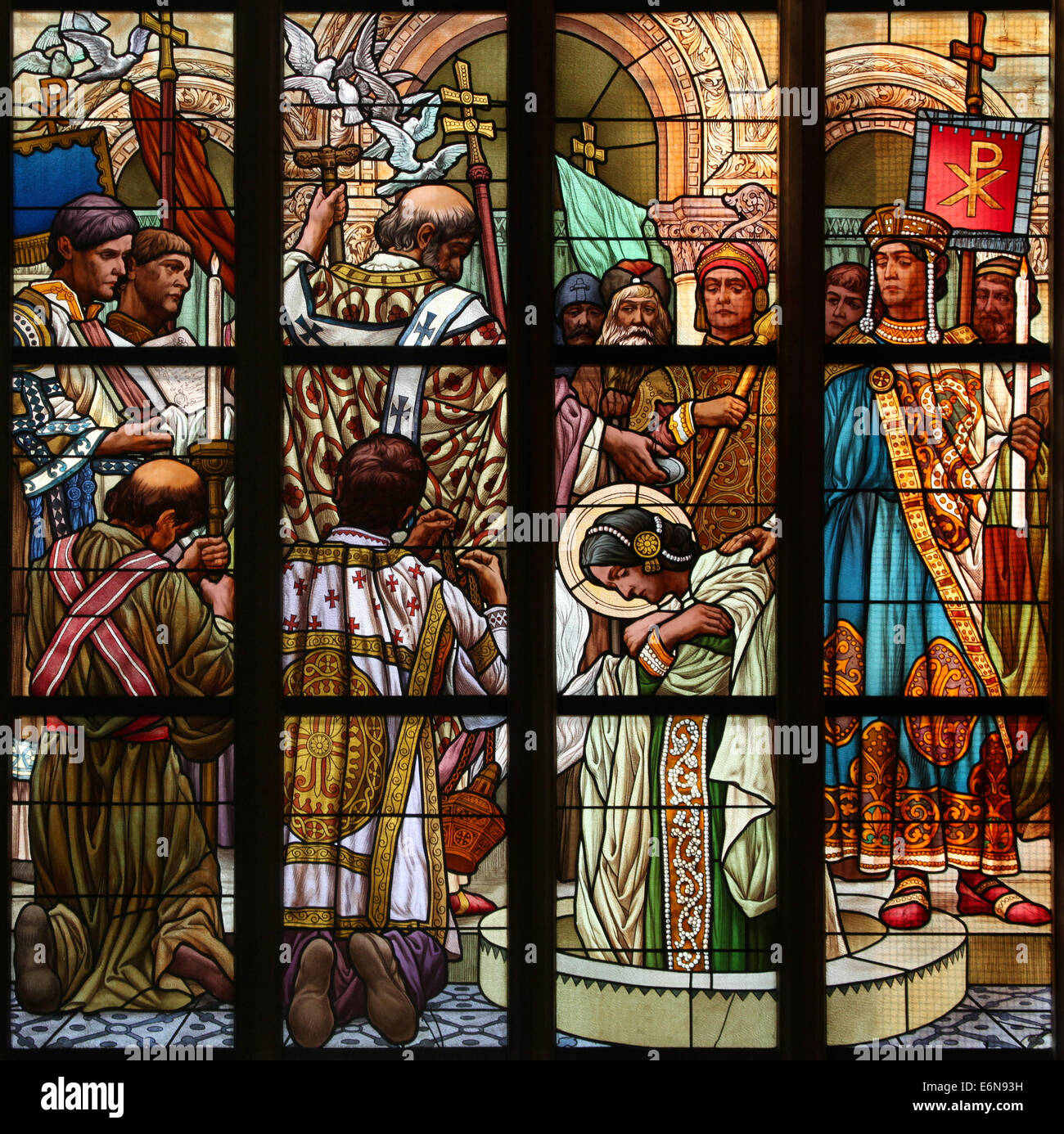 Baptême de Saint Olga de Kiev à Constantinople. Vitrail de Saint Barbara's Church à Kutná Hora, République tchèque. Banque D'Images