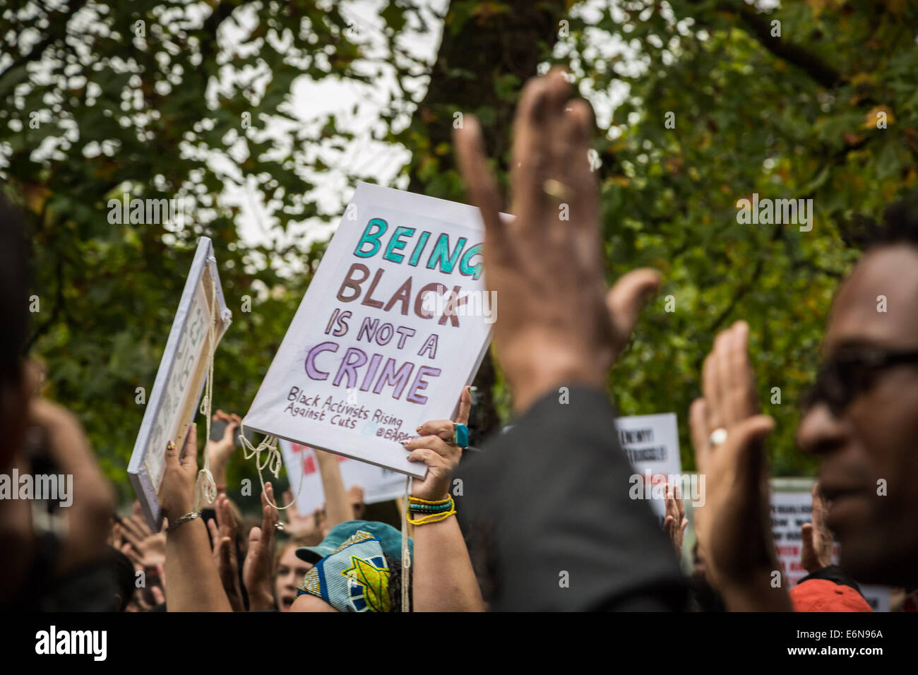 Londres, Royaume-Uni. 27 août, 2014. 'Hands Up Don't Shoot !' protestataires et partisans de résister au racisme manifestation devant l'ambassade américaine à Londres, en solidarité pour le récent décès de Michael Brown. Le 9 août 2014, Michael Brown Jr., un 18-year-old African American man, a été mortellement blessé par 28-year-old white Ferguson agent de police Darren Wilson dans la ville de Ferguson, Missouri, États-Unis. Crédit : Guy Josse/Alamy Live News Banque D'Images