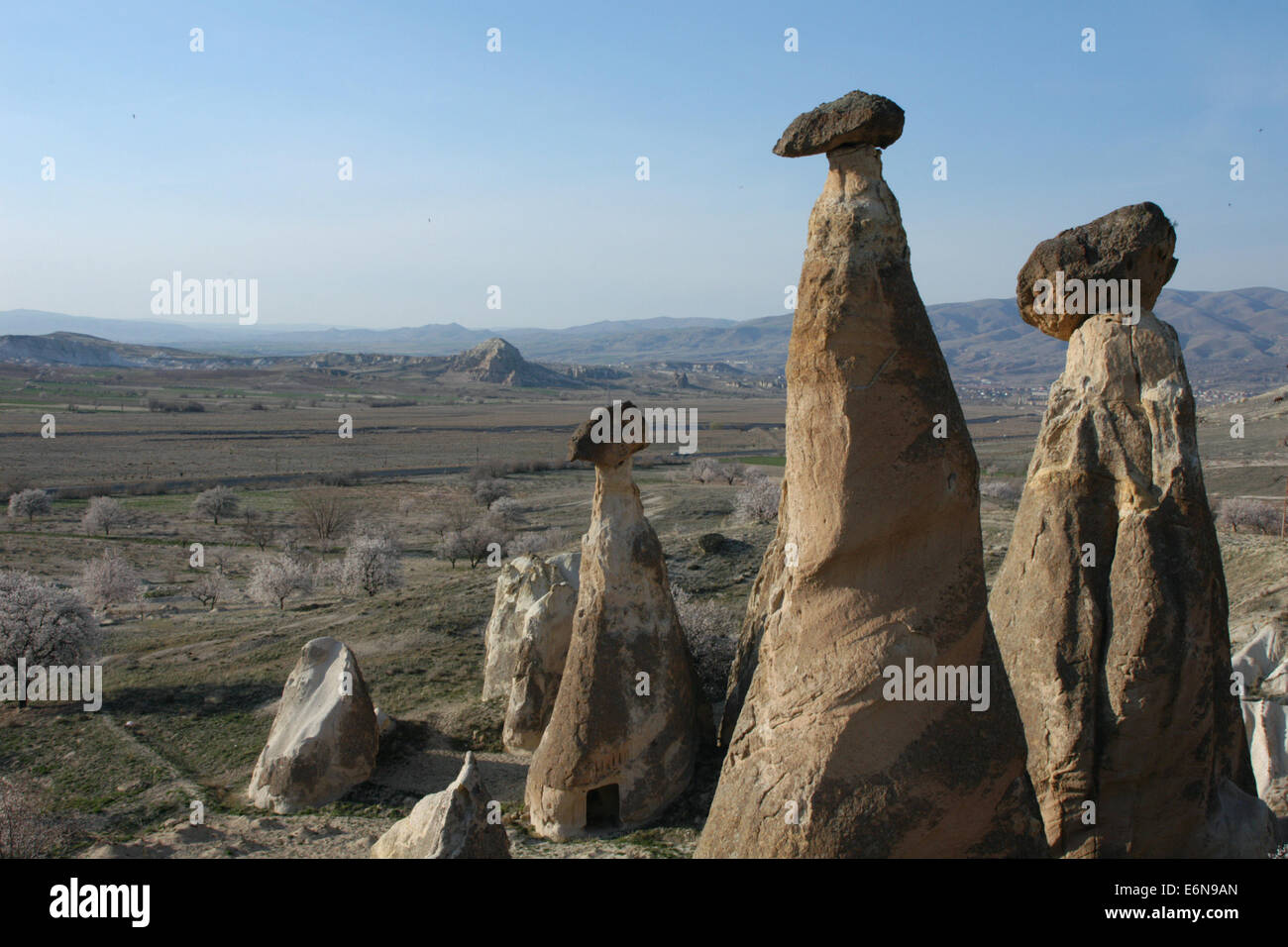 Des formations rocheuses des cheminées de fées près du village de Causvin en Cappadoce, Anatolie centrale, Turquie. Banque D'Images