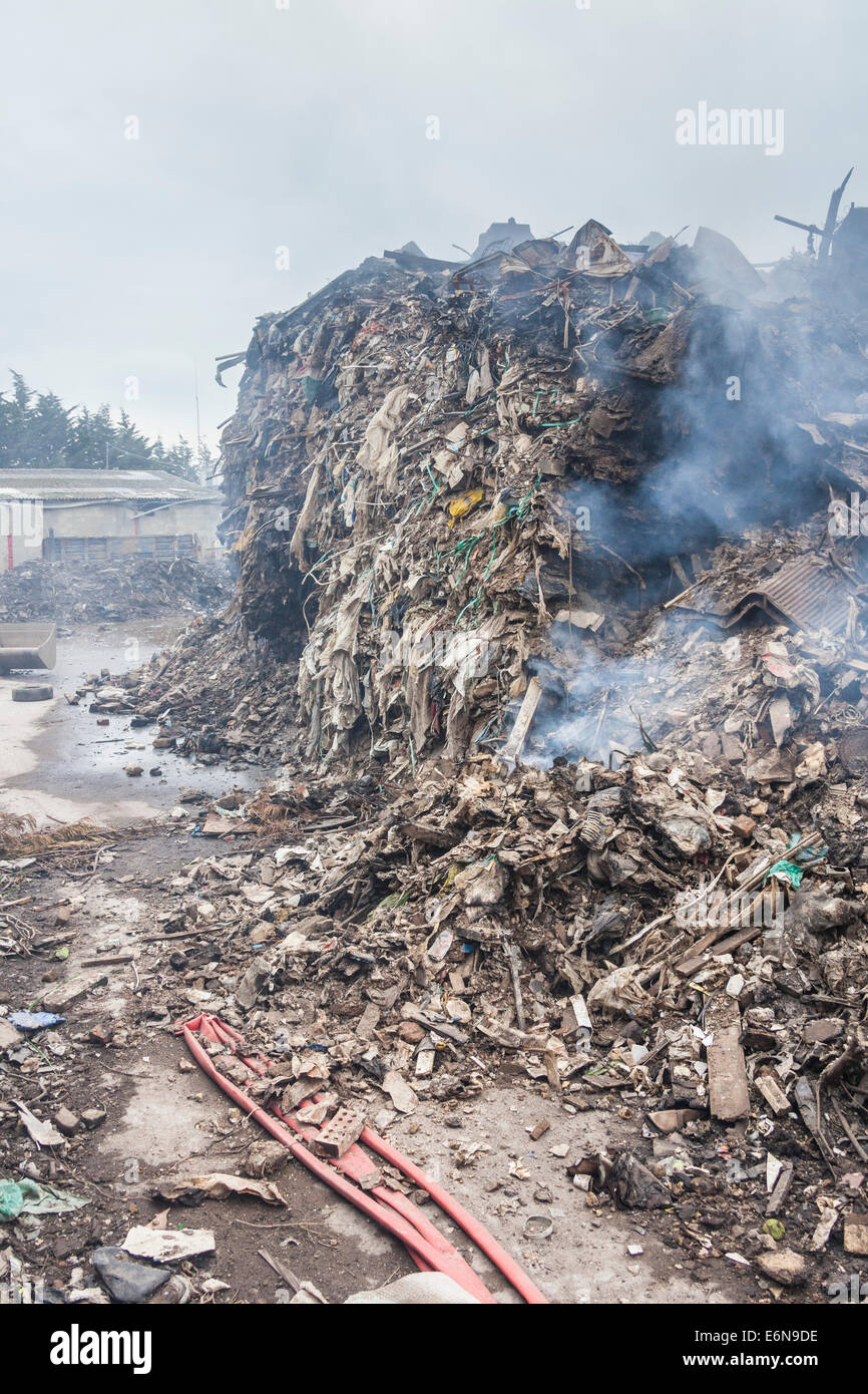 Marshgate, Swindon, Wiltshire, Royaume-Uni. 27 août 2014. Le tas de déchets à Averies de recyclage qui couve depuis le 21 juillet 2014 est maintenant abordé par les pompiers de Swindon, Marlborough, Royal Wooton Bassett et ailleurs dans le Wiltshire. Crédit photo : John Henshall 2014 / Alamy Live News. JMH6379 Banque D'Images