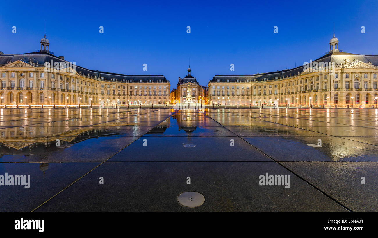 Miroir de l'eau à l'aube dans le centre-ville de Bordeaux Banque D'Images