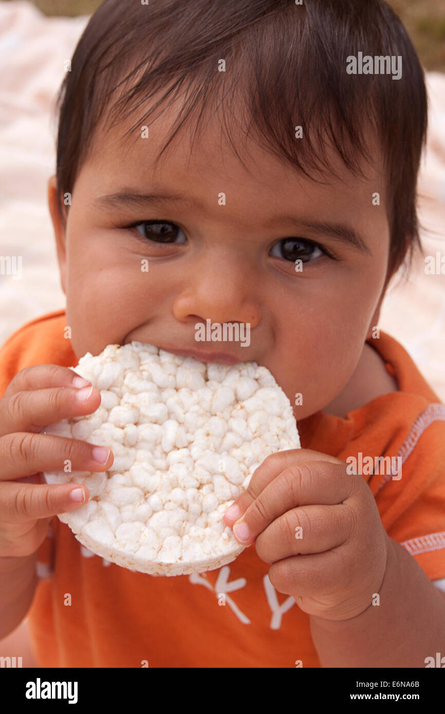 Bebe Qui Mange Son Gateau De Riz Photo Stock Alamy