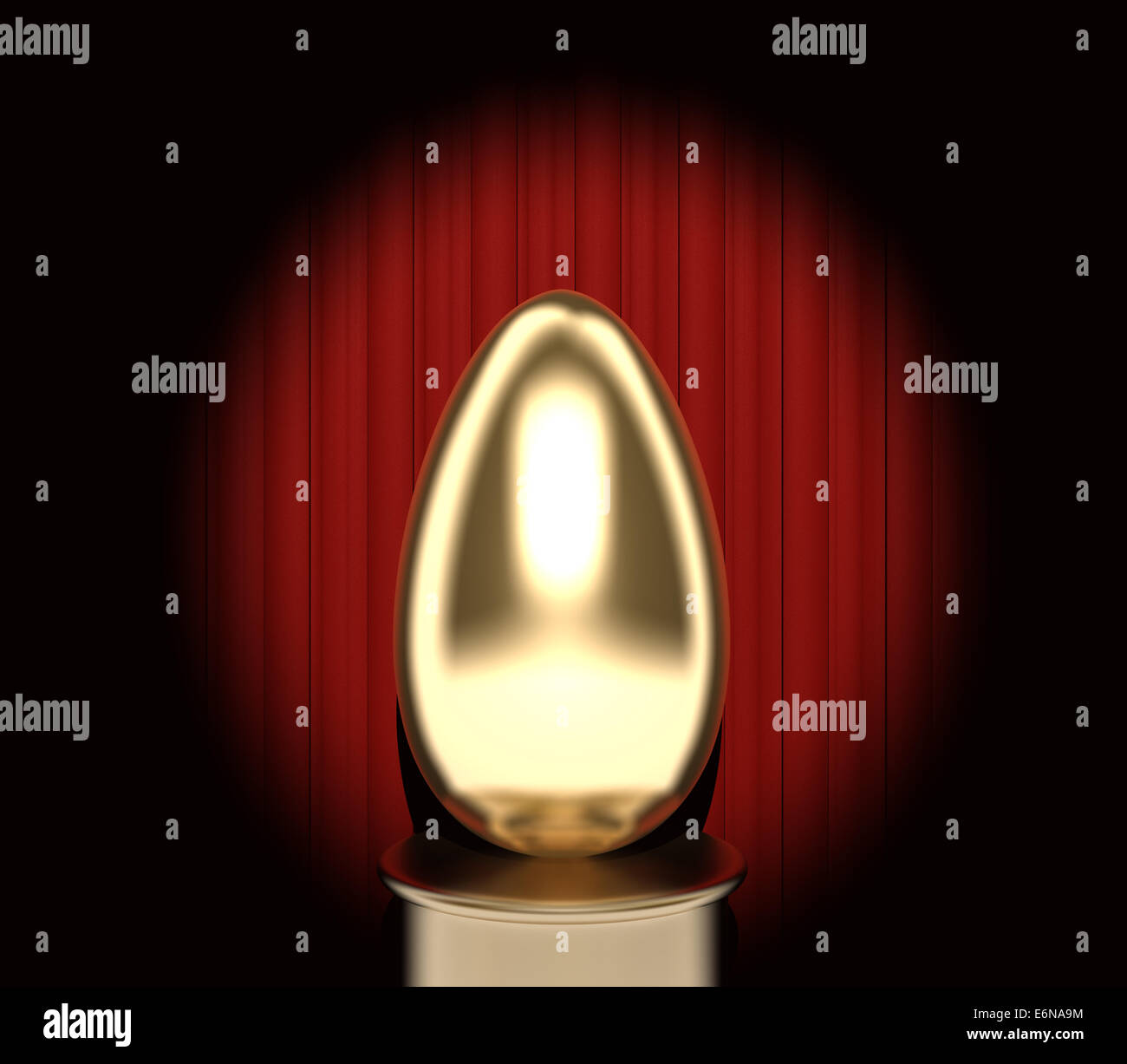 Un œuf d'or placée sur un piédestal à l'honneur avec un rideau rouge toile Banque D'Images