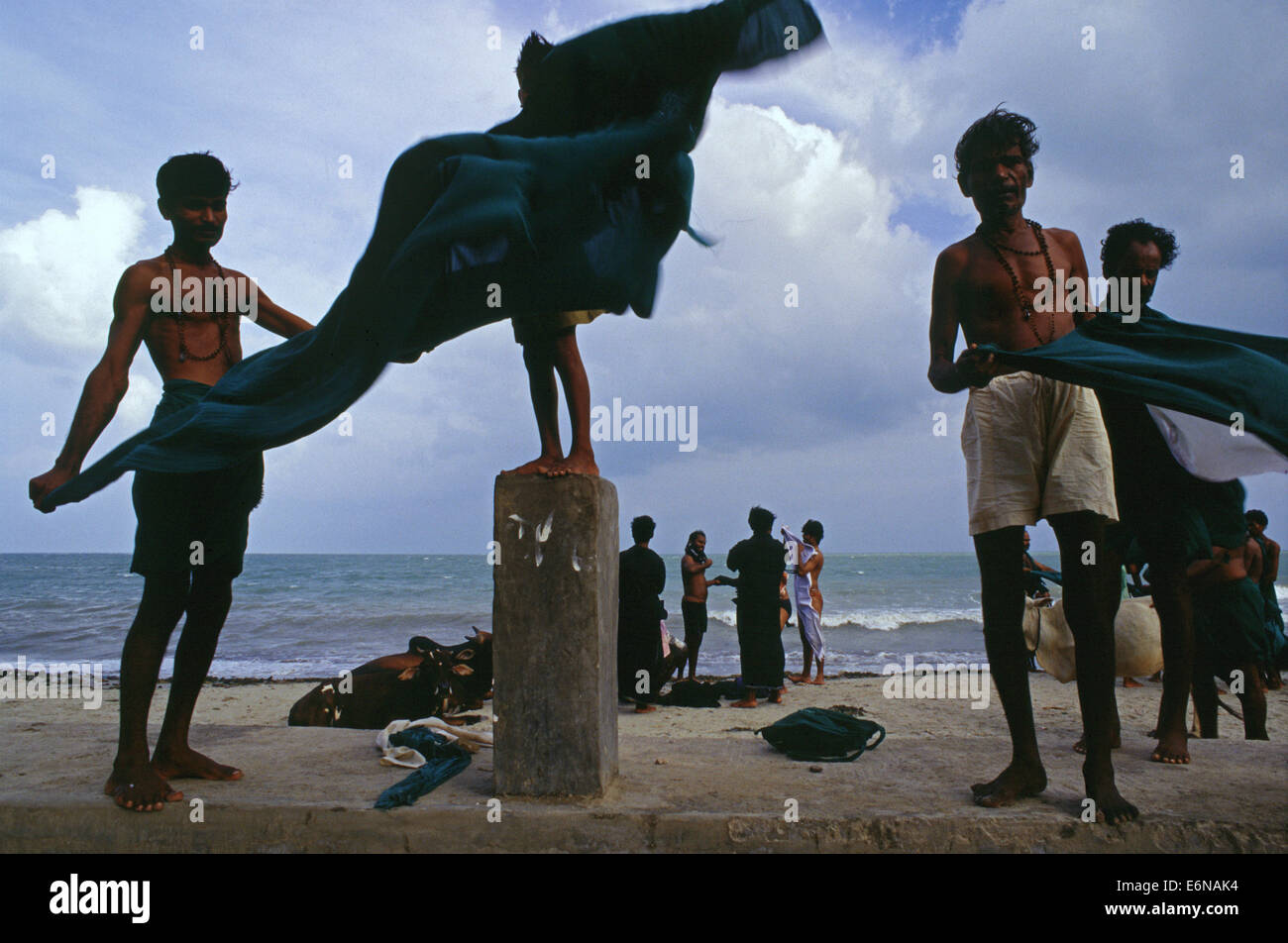 Les hommes dessèchent des vêtements dans le vent après avoir baigné à Laccadie Mer ou mer de Lakshadweep à Rameswaram situé sur l'île de Pamban En tamoul Banque D'Images