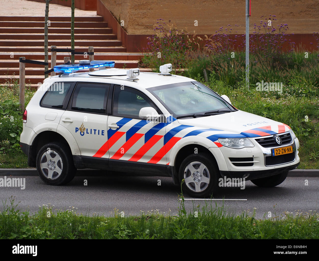 Politie VW a rencontré kenteken 22-Zn-NK à Hoofddorp, foto 3 Banque D'Images