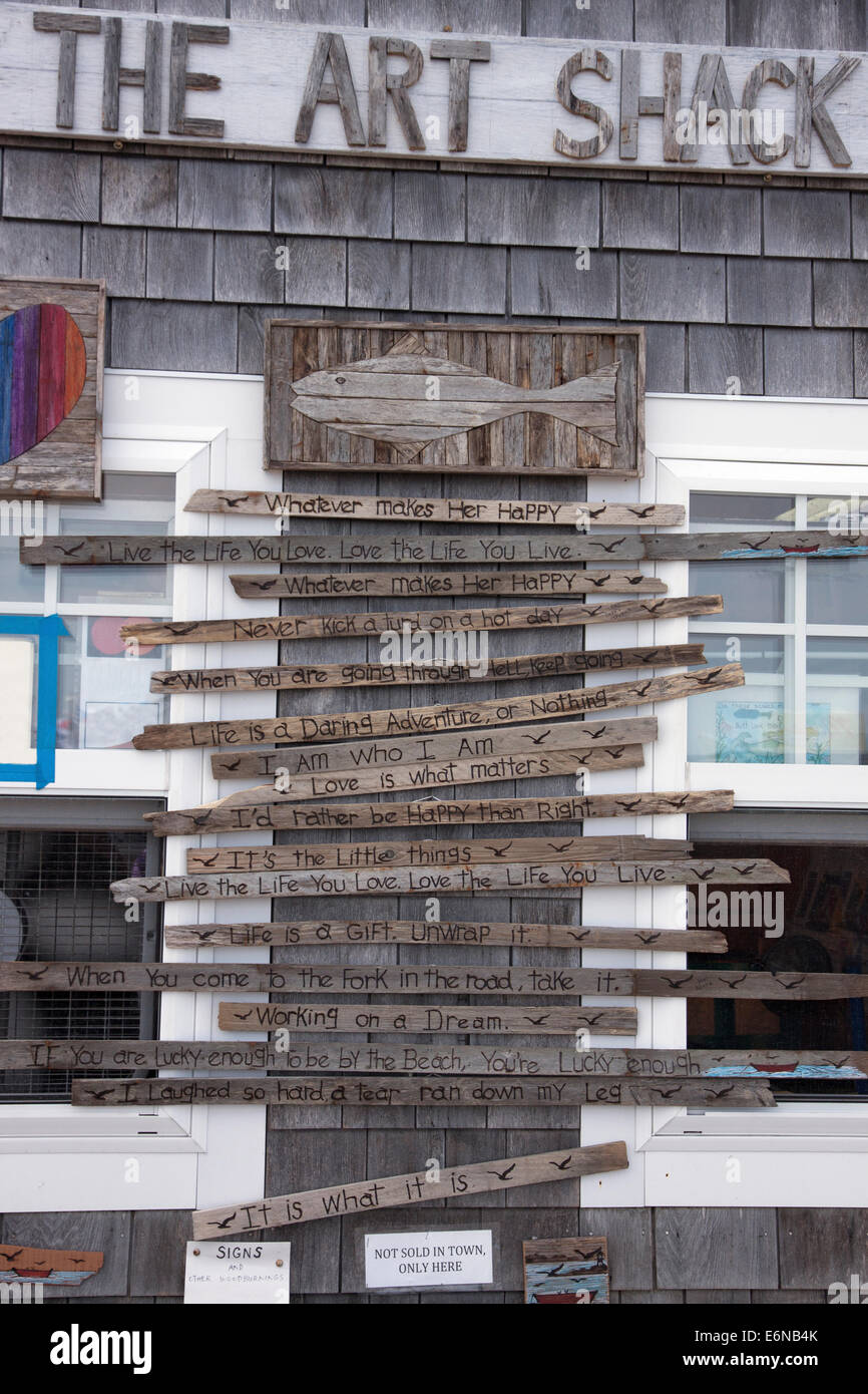 Les panneaux en bois sculpté à vendre à Cape Cod. Banque D'Images
