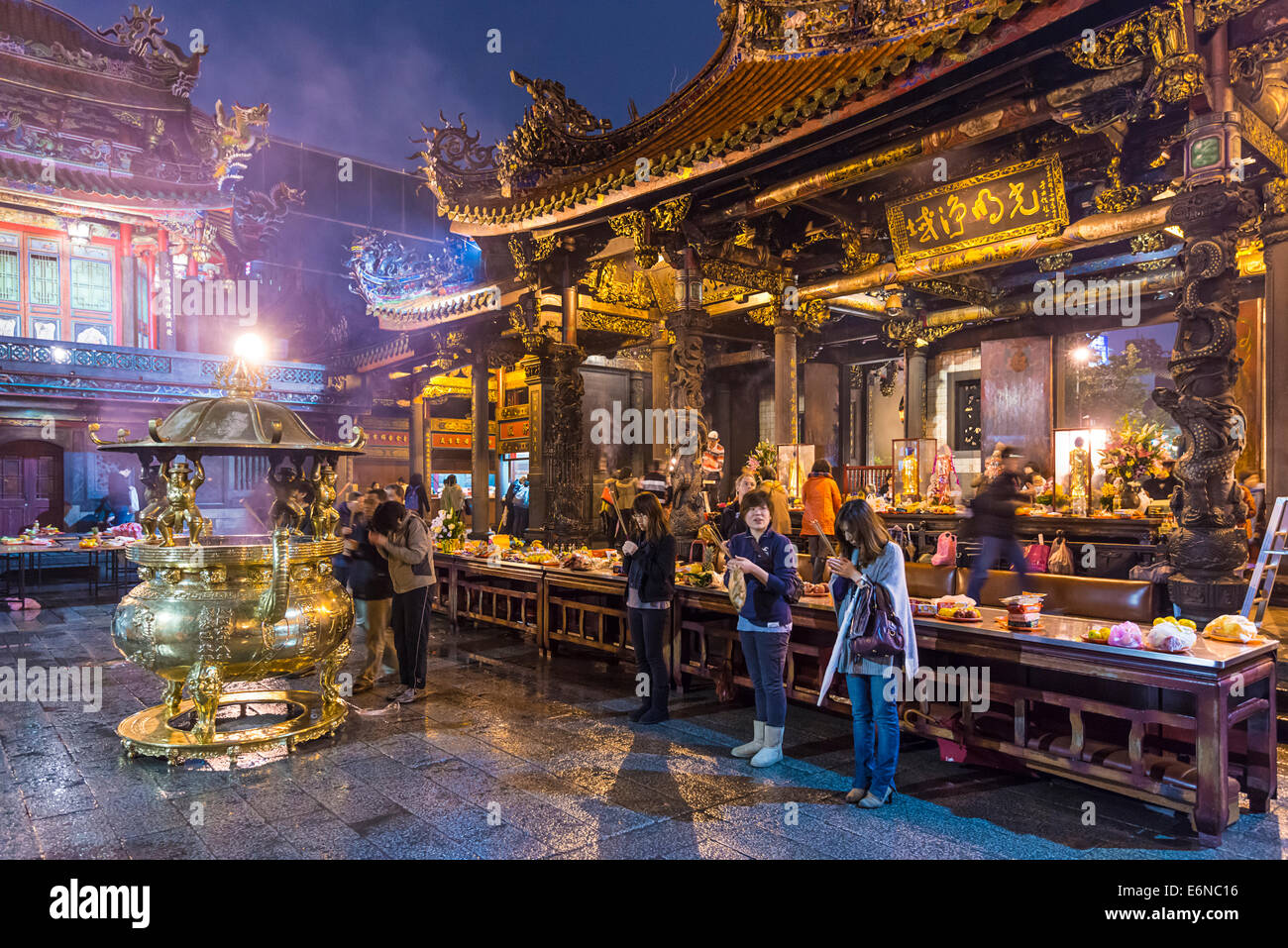 TAIPEI, TAIWAN - Le 12 janvier 2013 : les fidèles au Temple de Longshan. Le temple a été construit en 1738 par des colons de Fujian. Banque D'Images