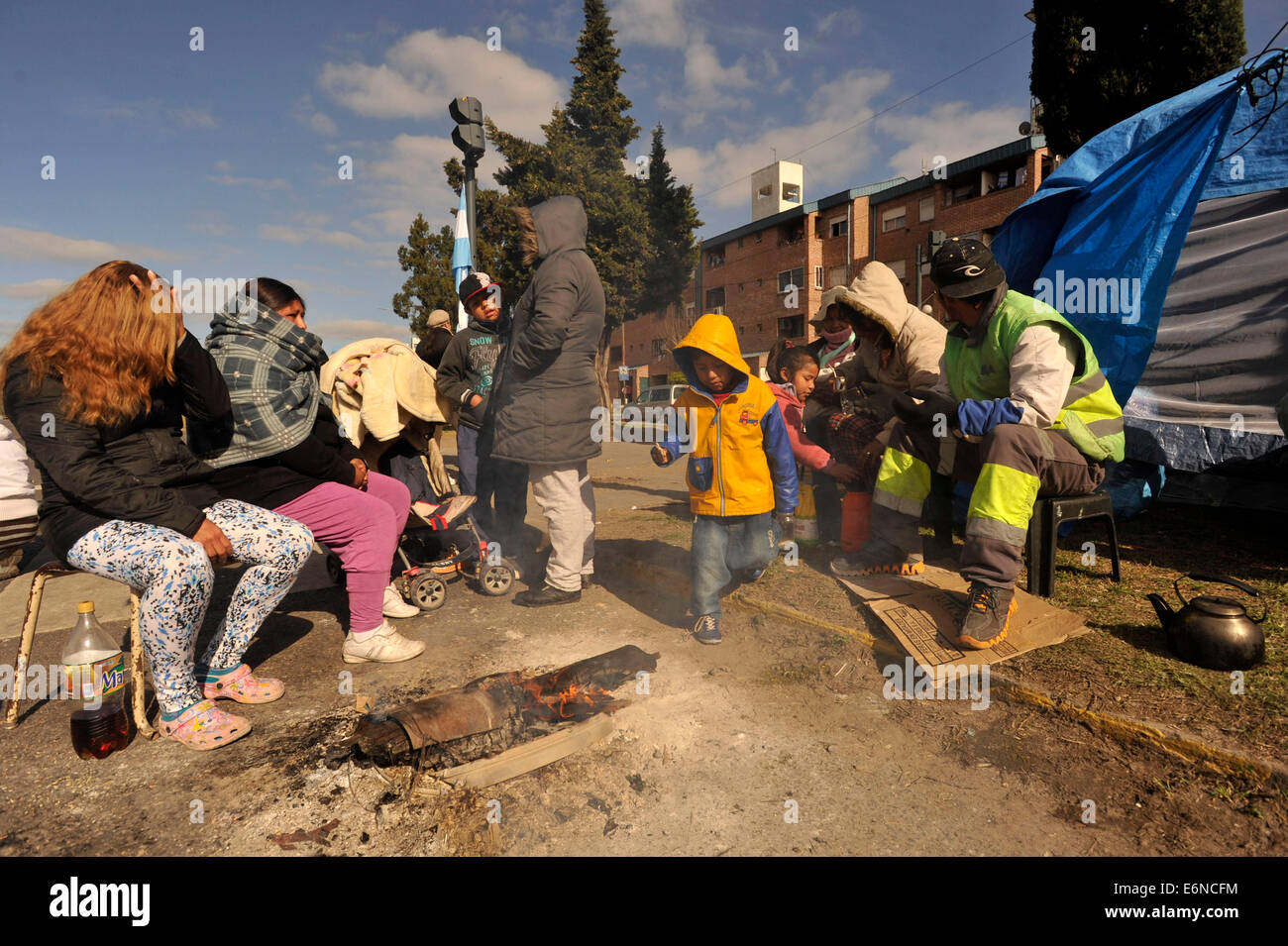 Buenos Aires, Argentine. 27 août, 2014. Les personnes expulsées de la 'Le Pape François", l'établissement camp près de la Villa Lugano quartier, à Buenos Aires, capitale de l'Argentine, le 27 août 2014. Le samedi, le personnel de la Police métropolitaine et la garde nationale, expulsé environ 700 familles vivant au "Pape François', selon la presse locale. Certaines des personnes expulsées de la colonisation sont encore camping près de la zone après ne pas trouver un abri ou d'être en mesure de déménager dans d'autres quartiers. © TELAM/Xinhua/Alamy Live News Banque D'Images