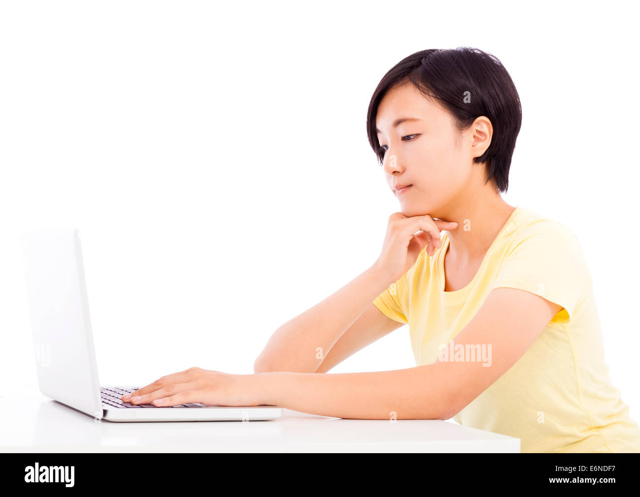 Malheureuse femme en face d'un ordinateur portable, isolé sur fond blanc Banque D'Images