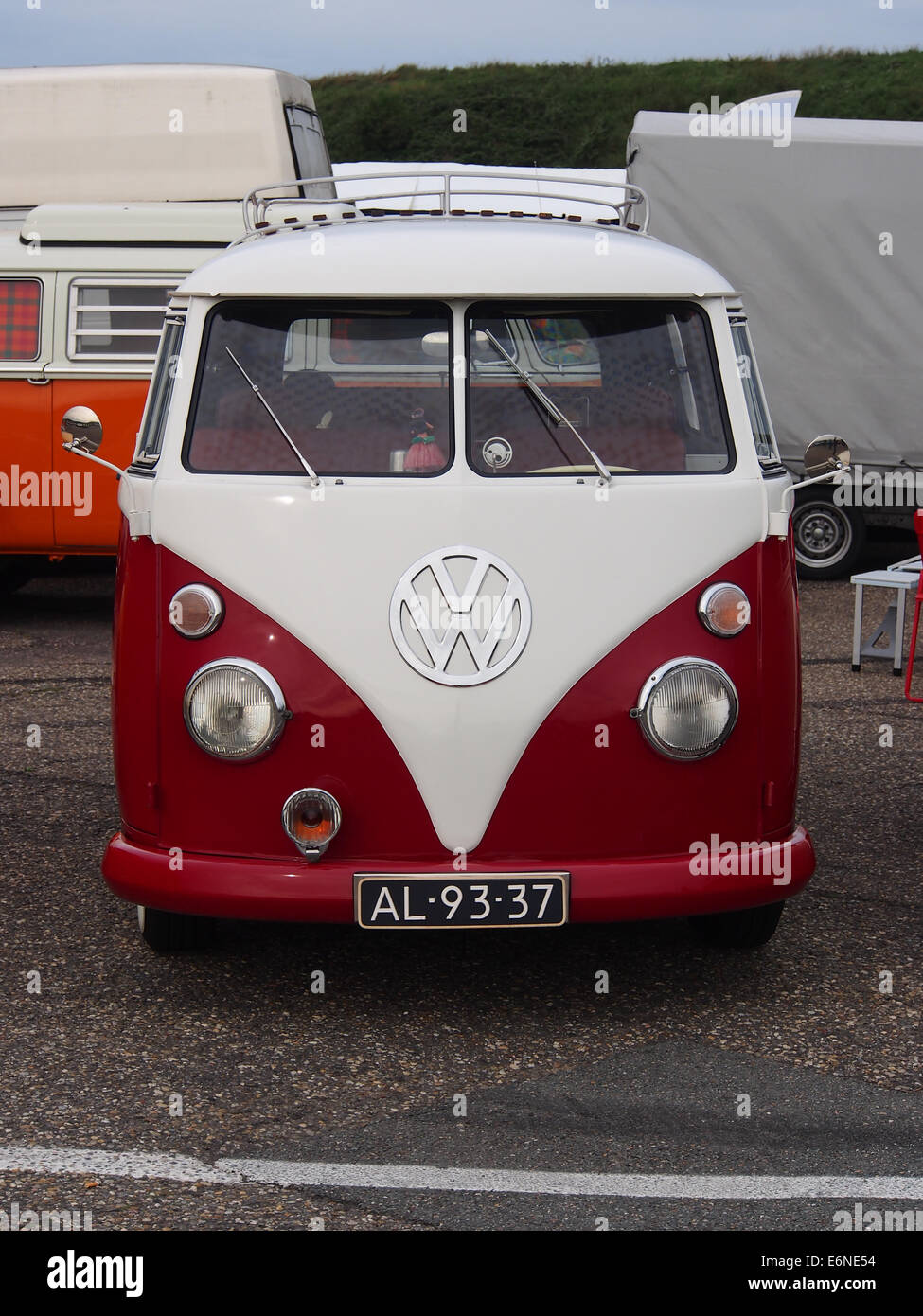 Le Volkswagen 23 bus 1965, un classique des années 1960, est connu pour son design emblématique et sa polyvalence. Il dispose d'un intérieur spacieux et est largement reconnu comme un symbole de l'ère de la contre-culture. Ce modèle particulier représente l'attrait des fourgonnettes vintage dans l'histoire de l'automobile. Banque D'Images