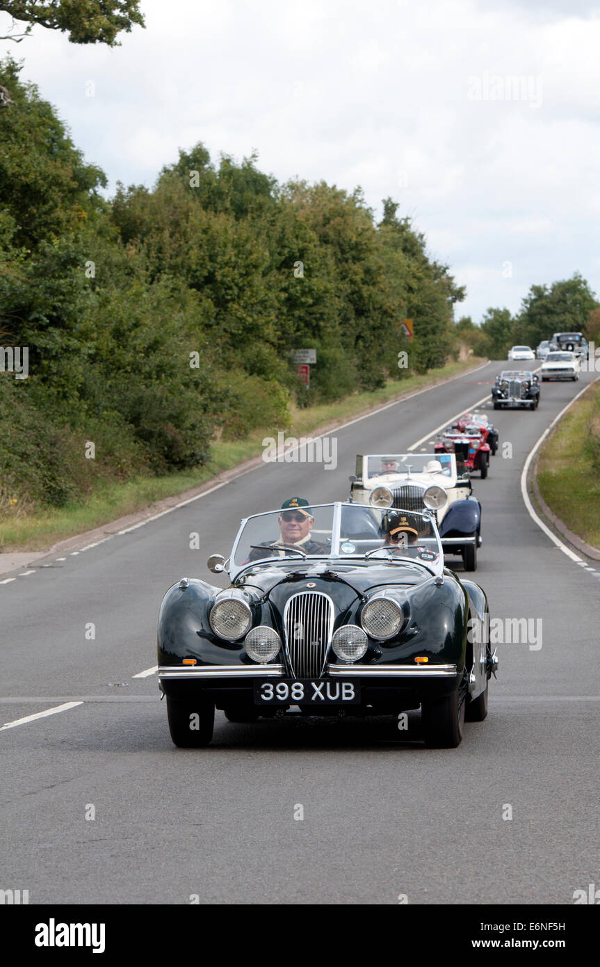 Jaguar XK120 voiture sur la Fosse Way road, Warwickshire, UK Banque D'Images