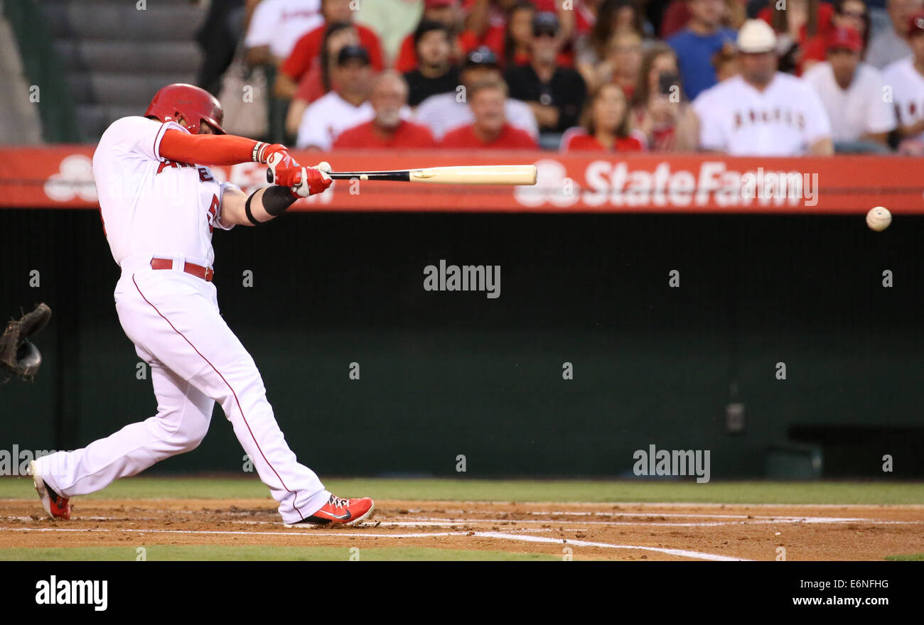 Anaheim, CA, c.-à-d. USA. 27 août, 2014. 27 août 2014 : Miami Marlins et Los Angeles Angels of Anaheim, Angel Stadium d'Anaheim, CA. Kole Calhoun # 56 lignes a coup sûr. Crédit : Peter Renner and Co/ZUMA/ZUMAPRESS.com/Alamy fil Live News Banque D'Images