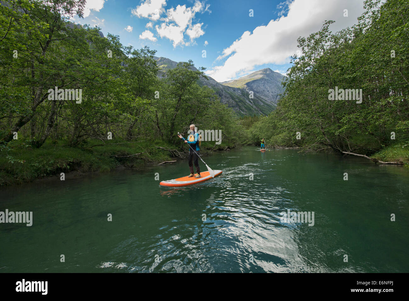 Stand Up Paddle le long de la rivière Rauma dans Romsdal, Norvège Banque D'Images