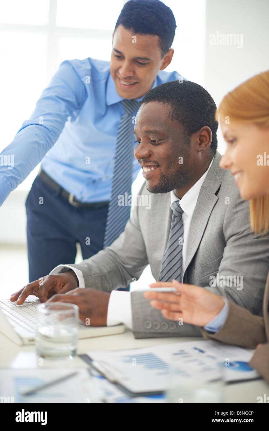 Groupe d'employés de confiance de discuter du projet d'ordinateur Banque D'Images