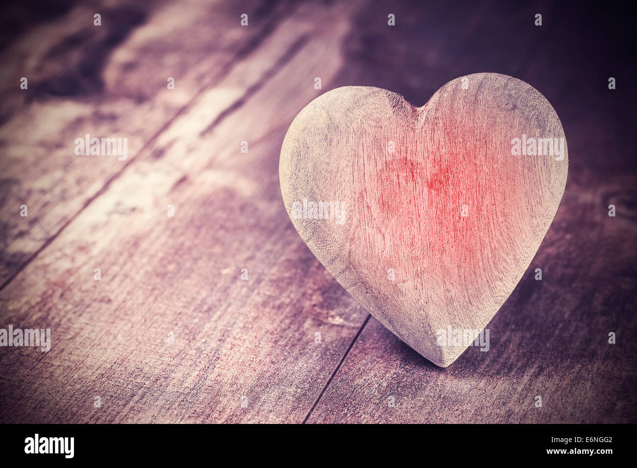 Coeur style vintage sur fond de bois rustique, texte de l'espace. Banque D'Images