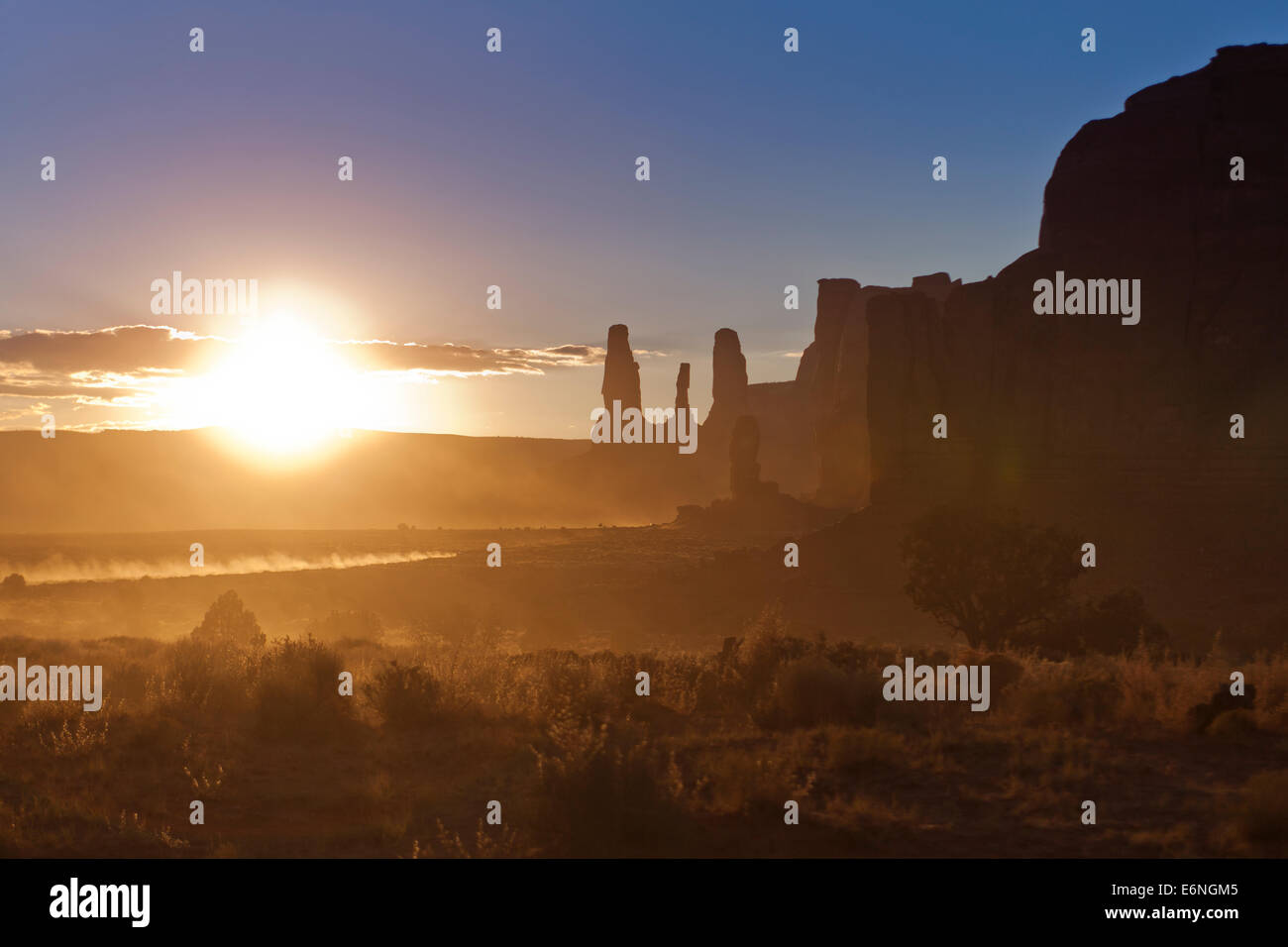 Monument valley rock formation coucher du soleil - Utah, USA Banque D'Images