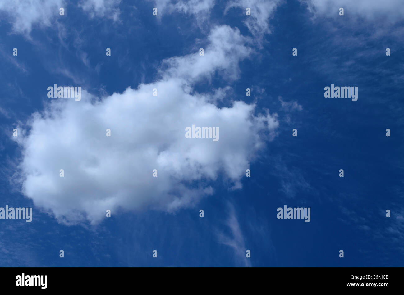 Les nuages blancs dans un ciel bleu Banque D'Images