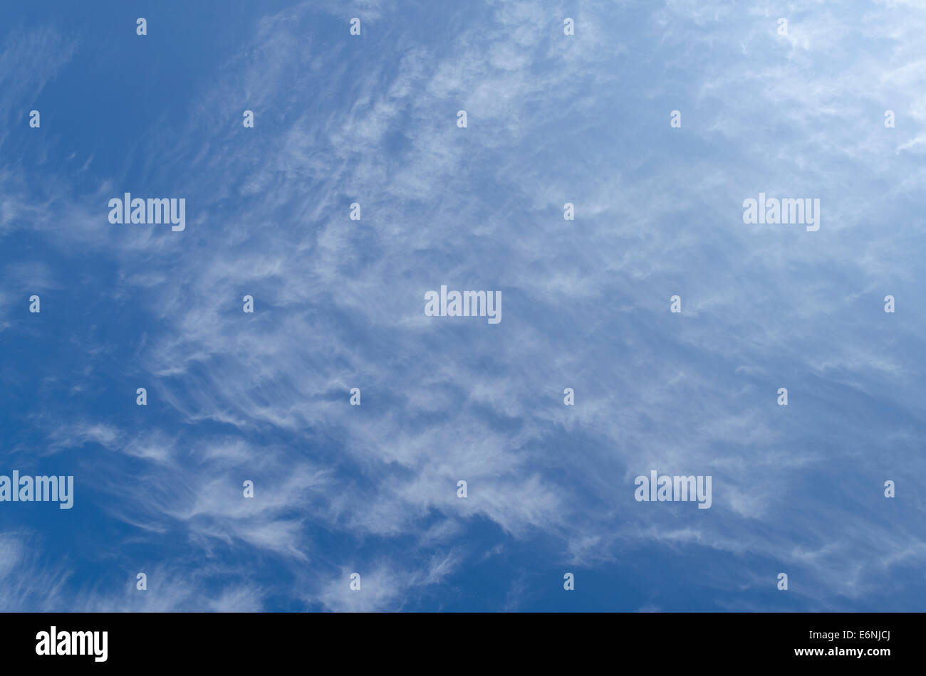 Les nuages blancs dans un ciel bleu Banque D'Images