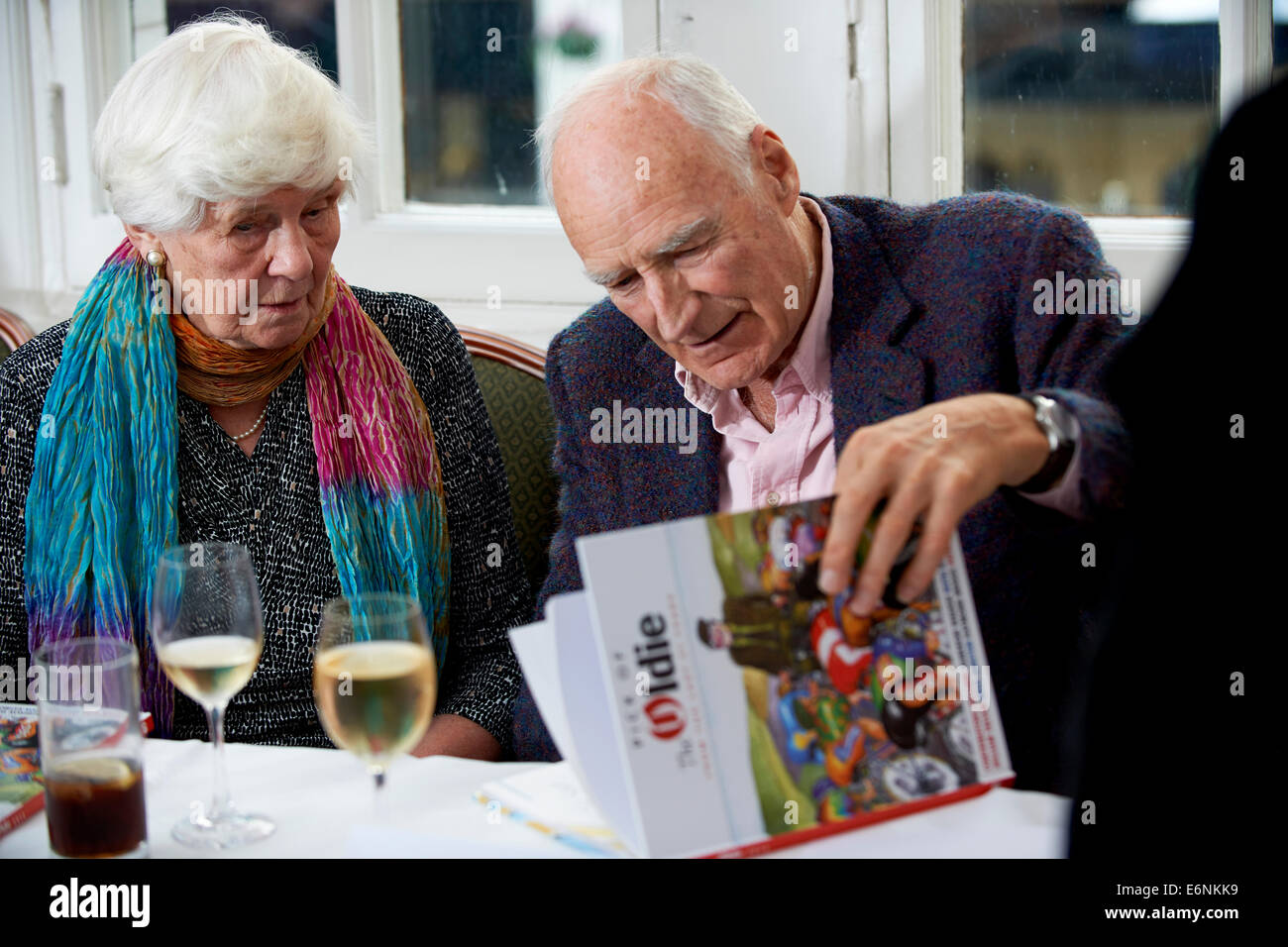 Jane Gardam parle avec Peter Snow au déjeuner littéraire Oldie 05/11/13 Banque D'Images