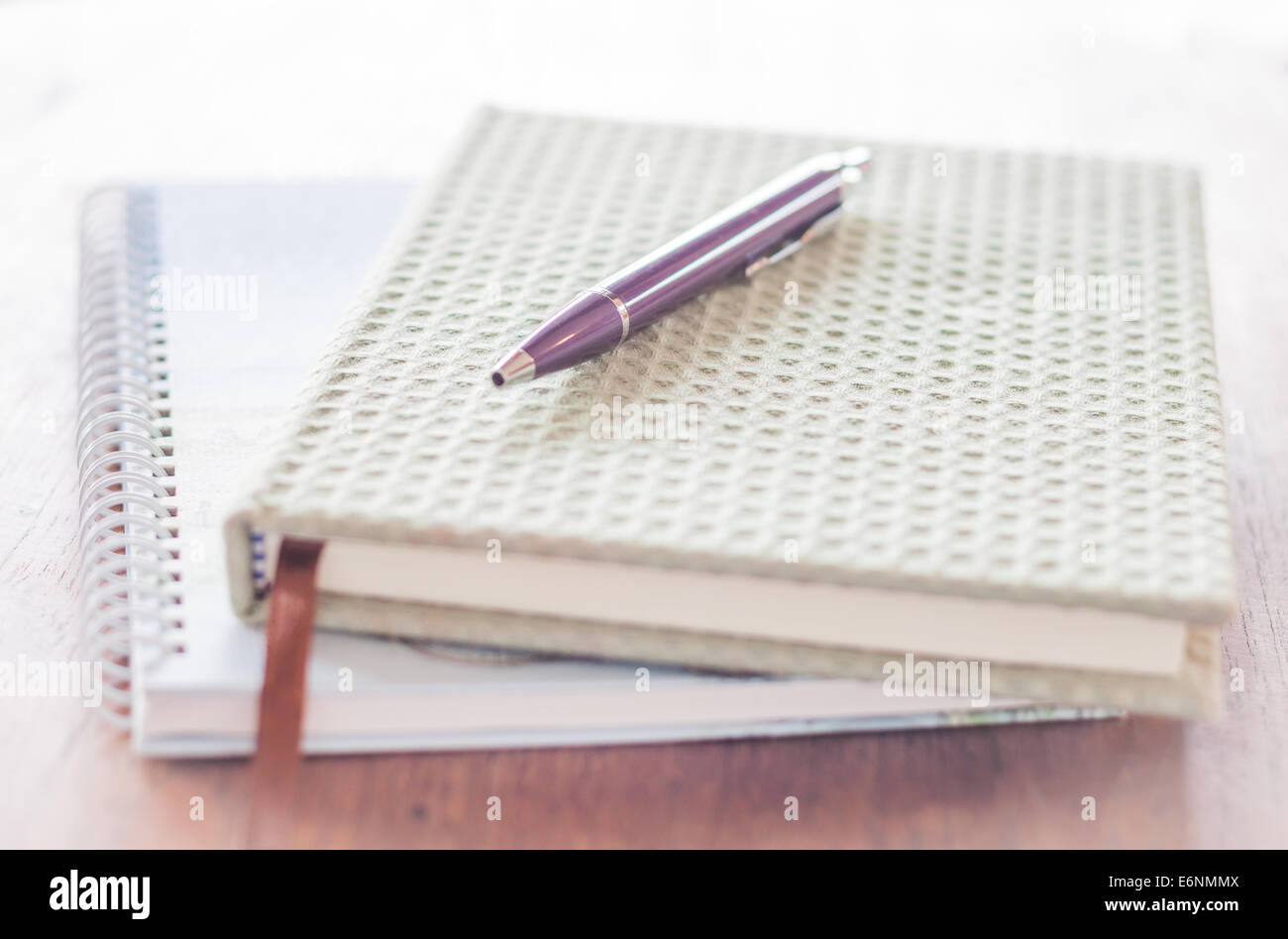 Stylo et deux de portables sur la table en bois, stock photo Banque D'Images