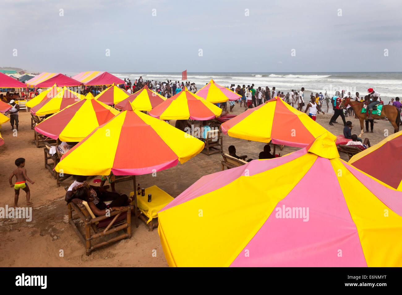 Les parasols de plage de Labadi, Accra, Ghana, Afrique Banque D'Images