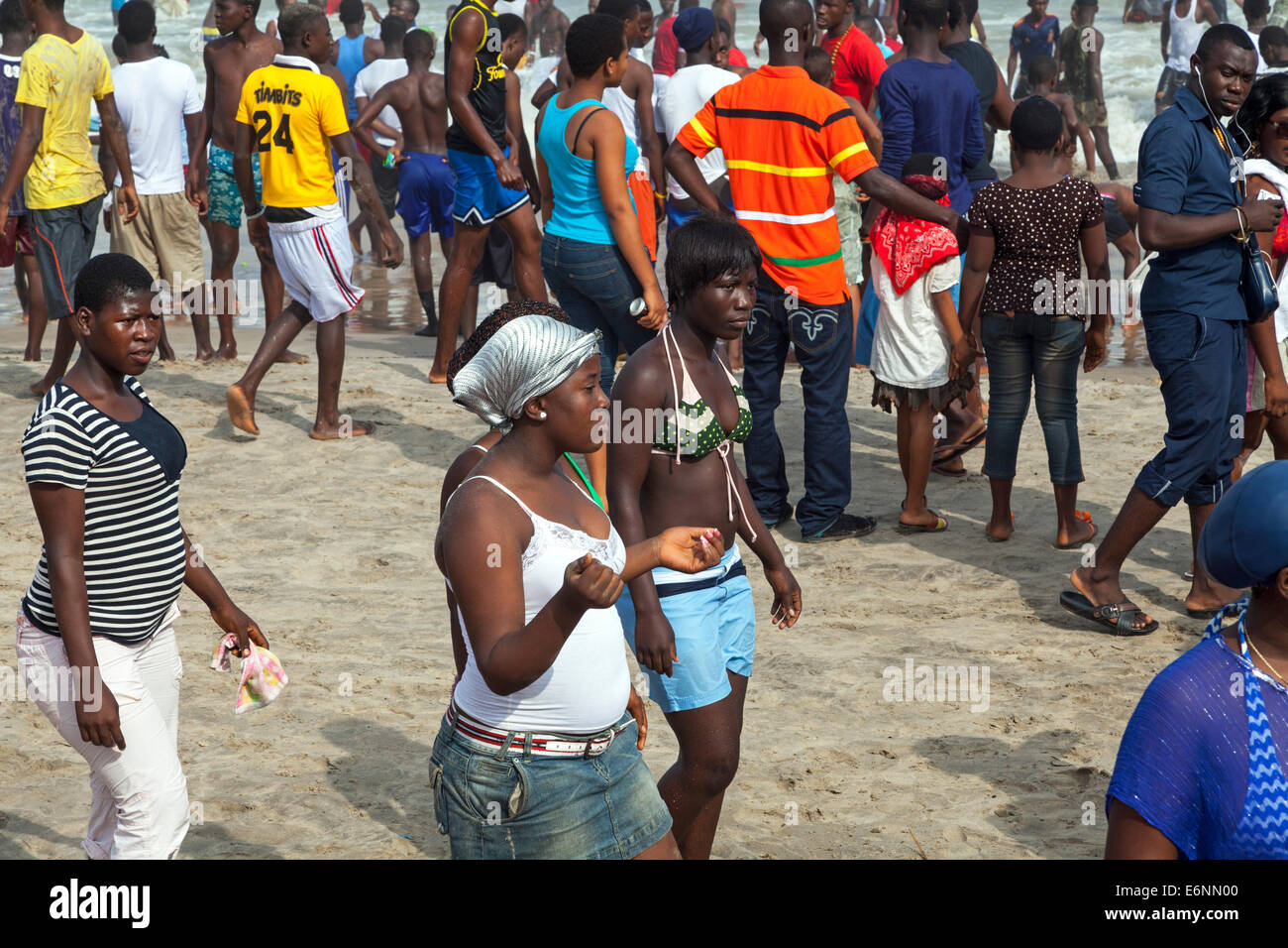 La population locale sur plage de Labadi, Accra, Ghana, Afrique Banque D'Images