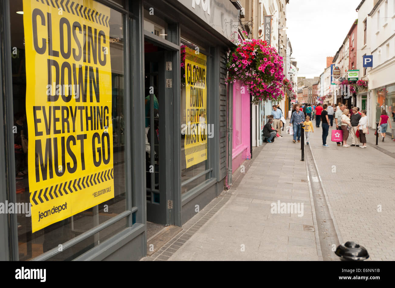 L'arrêt des signes de vente dans High Street Shop Irlande Wexford Town Windows Banque D'Images